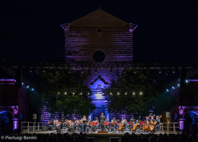 Notte Rosa in Certosa_concerto Mozart le donne gli amori_2_Daniel Smith dirige l'Orchestra Città di Ferrara_foto di Pierluigi Benini