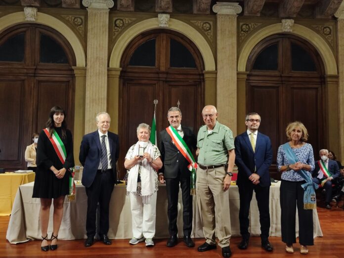 signora Miriam e il sindaco Moretti, insieme al Prefetto di Milano Renato Saccone, l'assessore regionale Stefano Bologni, la consigliera comunale milanese Diana De Marchi
