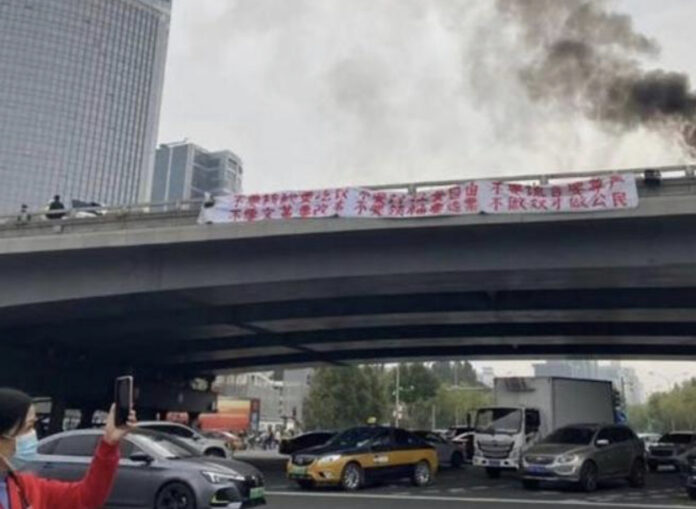 13_ottobre_striscione_di_protesta_contro_politica_sanitaria_del_governo