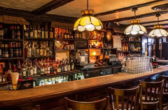 Interno_tipico_pub_irlandese