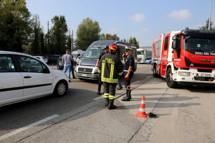 Vigili_del_fuoco_polizia_in_viale_delle__Industrie