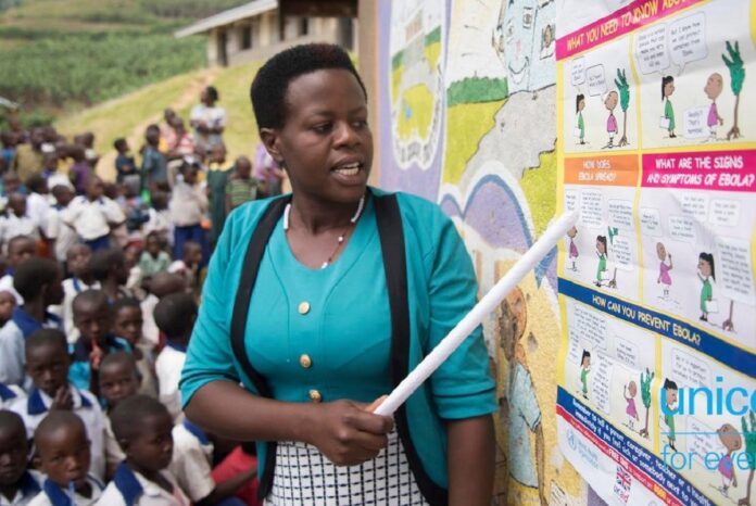 Maestra_spiega_l_ebola_ai_bimbi_di_una_scuola
