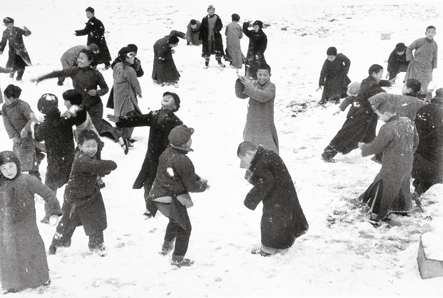 HINA_Hankou_1938_Children playing in the snow_Robert Capa