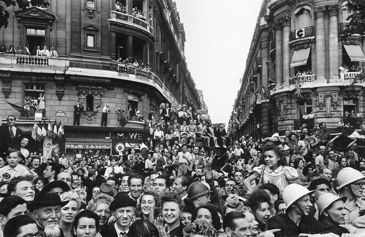 Paris_1944_Crowds celebrating the liberation of the city_Robert Capa