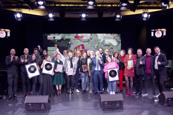 Foto Gruppo con Giuria e vincitori Roma Music Festival 2022