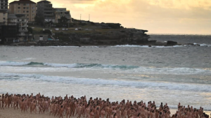 Iniziativa_culturale_prevenzione_cancro_pelle_in_spiaggia-_2500_volontari_nudi