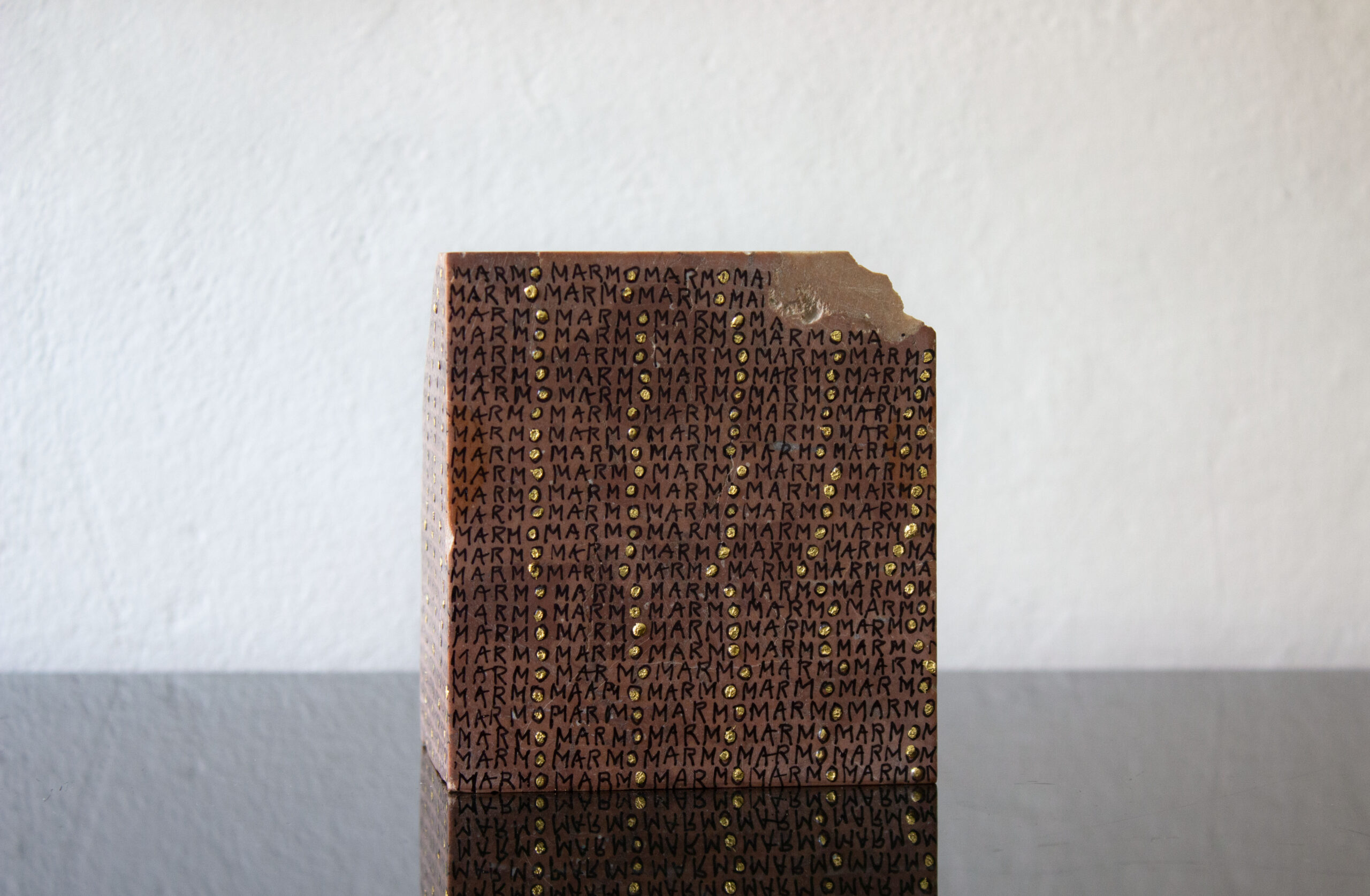 Greta Schödl, Marmo Rosso Verona, 2022, inchiostro e foglia d'oro su marmo, 11 x 10.4 x 7.7 cm