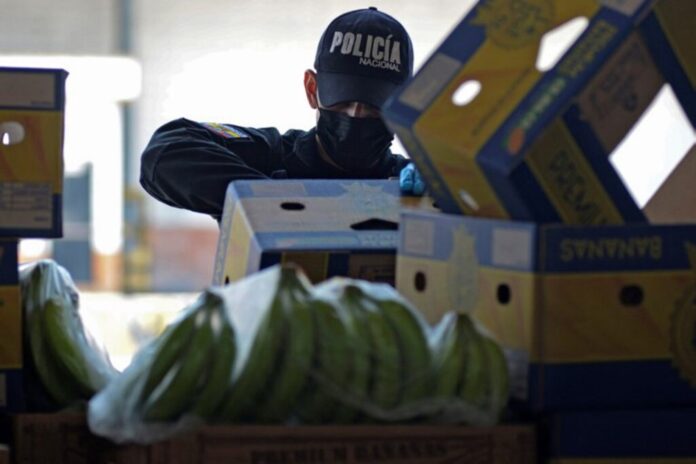 poliziotto_controlla_carico_di_banane_in_partenz