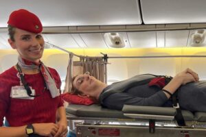 rumeysa_sdraiata_sul_suo_primo_volo_in_aereo