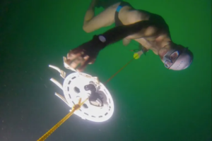 david_vencl_immerso_sotto_lago_ghiacciato_svizzero_record_quasi_52_metri