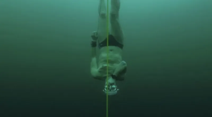 subacqueo_immerso_sotto_lago_ghiacciato_in_svizzera