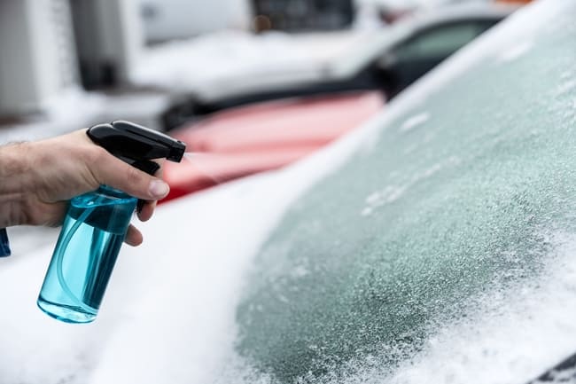 Quali prodotti non devono essere usati per pulire i vetri dell'auto? Come  posso assicurarmi che le spazzole dei tergicristalli funzionino  correttamente?