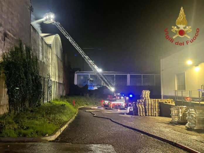 incendio_milano_vigili_del_fuoco