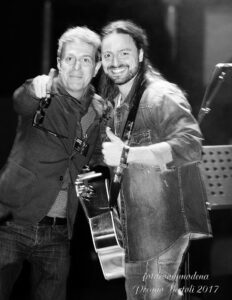 foto-Riccardo-Benini-Alberto-Bertoli-on-stage-Premio-Pierangelo-Bertoli.