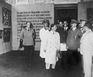 Goebbles-e-Hitler-visitano-la-Mostra-Entartete-Kunst