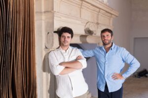 Riccardo-Freddo-e-Luca-Baroni-curatori-della-mostra_Montebello_Foto-di-Gilberto-Urbinati_