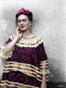 Frida-a-Casa-Azul-Coyoacan-Messico-1943_photo-by-Leo-Matiz.j