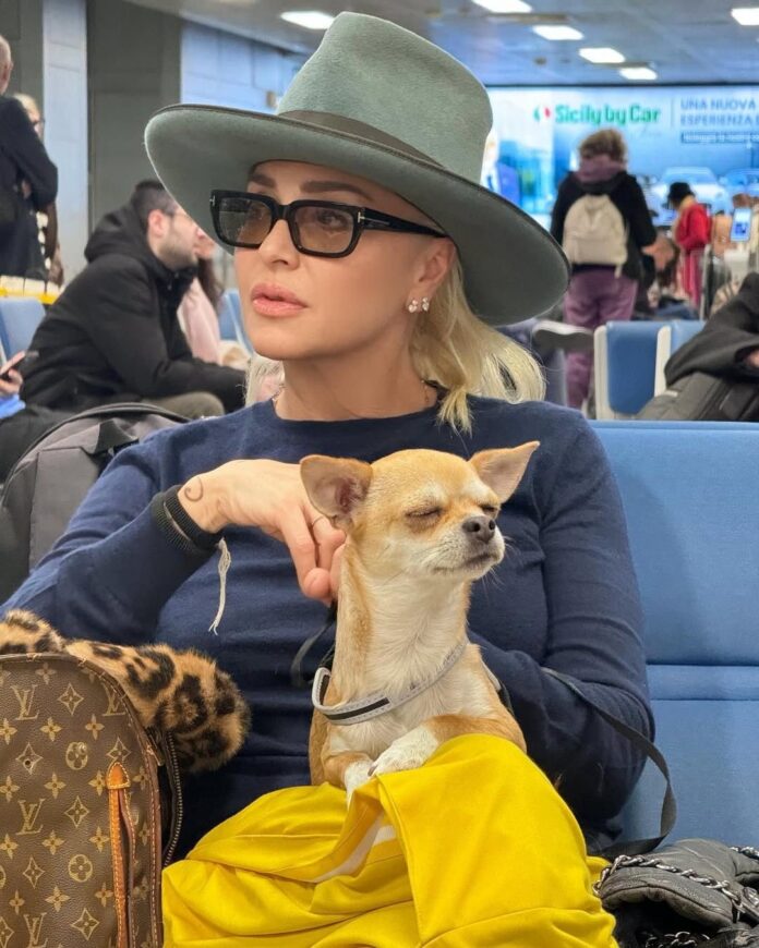 La cagnolina Rosita e Paola Barale