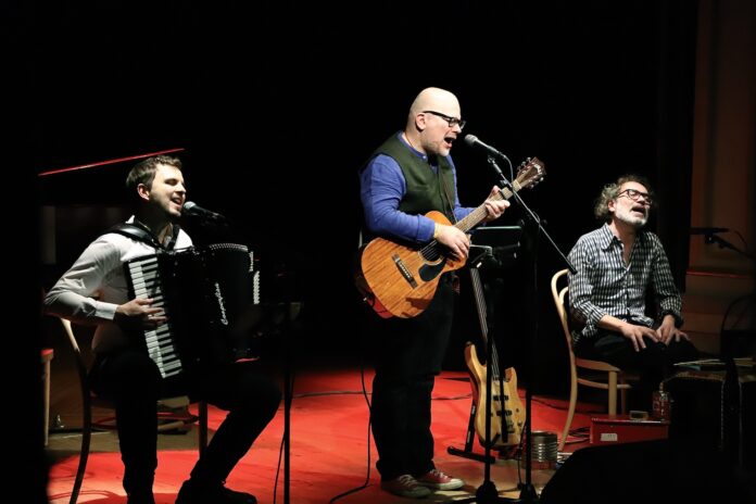 l-trio-di-Alessio-Lega-al-centro-con-la-chitarra-Giovanni-Tagliavini