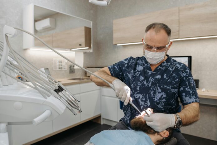 denti-storti-fattori-genetici-abitudini-e-trattamenti-consigliati
