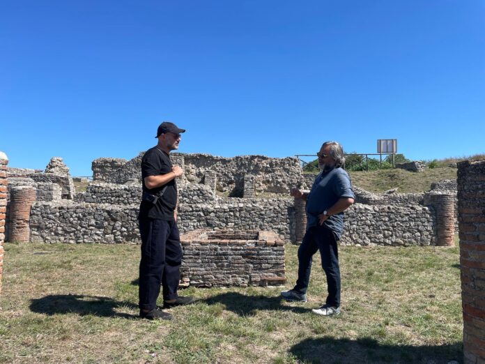 Danilo Bucchi e il direttore artistico Francesco Cascino in un sopralluogo nel parco archeologico di Aeclanum