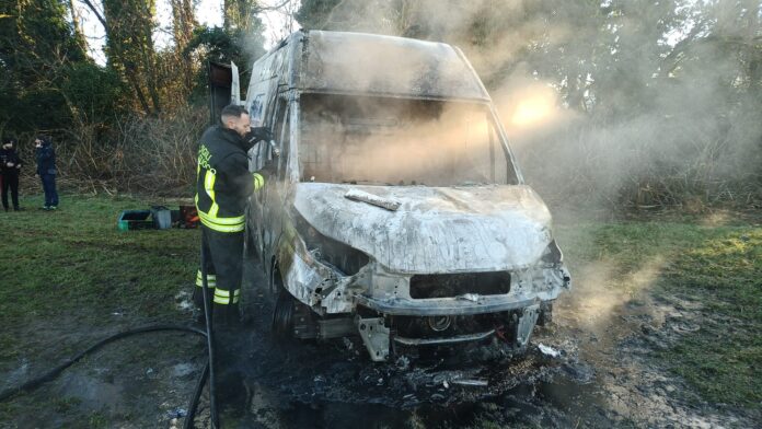 polizia-locale-novate-furgone-incendiato
