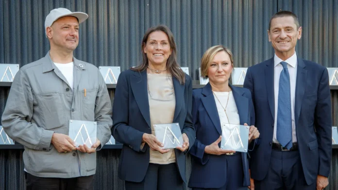 Atm premiata con il compasso d'Oro da sx Matteo Pirola curatore- Laura La Ferla Direttore Comunicazione Atm- Silvia Zeni Responsabile Archivio Storico Atm - GIovanni Brugnoli Vice presidente Confindustria